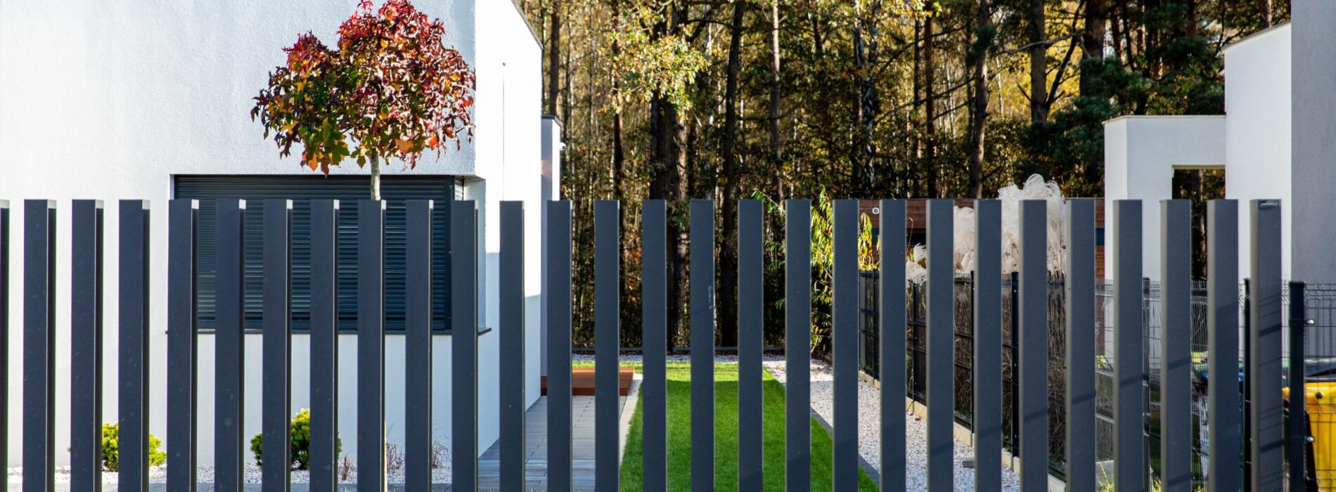 Ogrodzenia pionowe a architektura domu – kiedy warto na nie postawić?