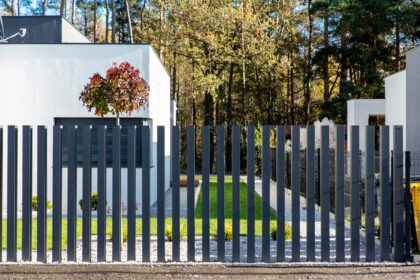 Ogrodzenia pionowe a architektura domu – kiedy warto na nie postawić?