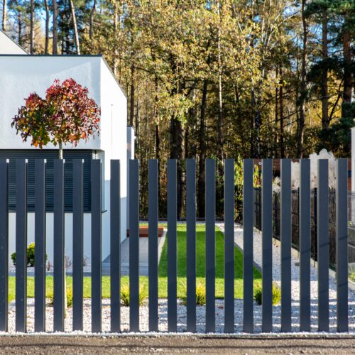 Ogrodzenia pionowe a architektura domu – kiedy warto na nie postawić?